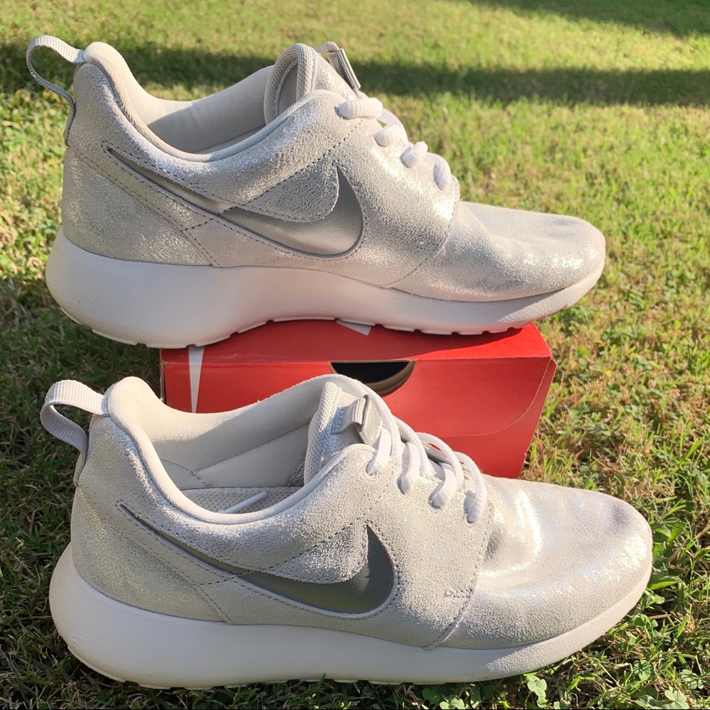 Nike Roshe platinum SE. Women’s size 8 like new.